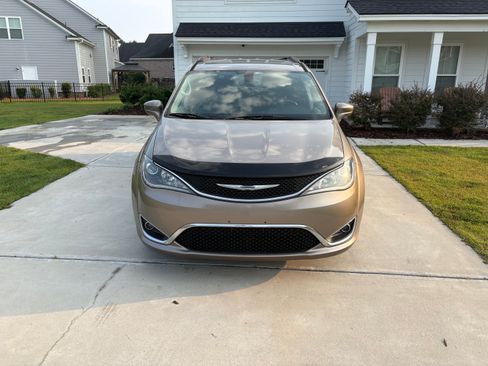 Used 2017 Chrysler Pacifica Touring-L w/ Tire & Wheel Group FWD image 2