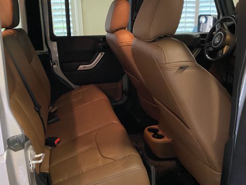 Used 2015 Jeep Wrangler Unlimited Sahara w/ Max Tow Package image 9