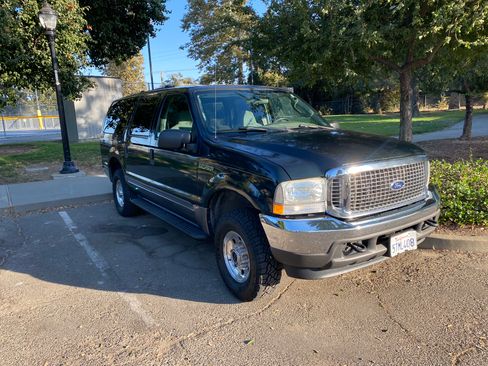 Used 2004 Ford Excursion XLT image 1