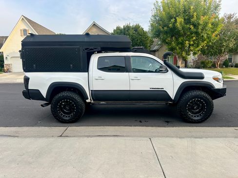 Used 2017 Toyota Tacoma TRD Off-Road image 9