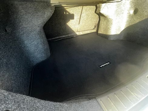 Used 2017 Nissan Versa SL image 8