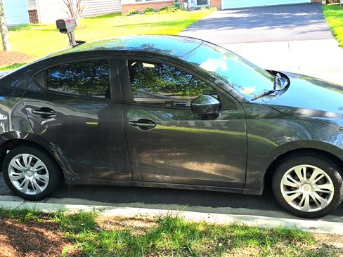 Used 2020 Toyota Yaris L FWD image 6