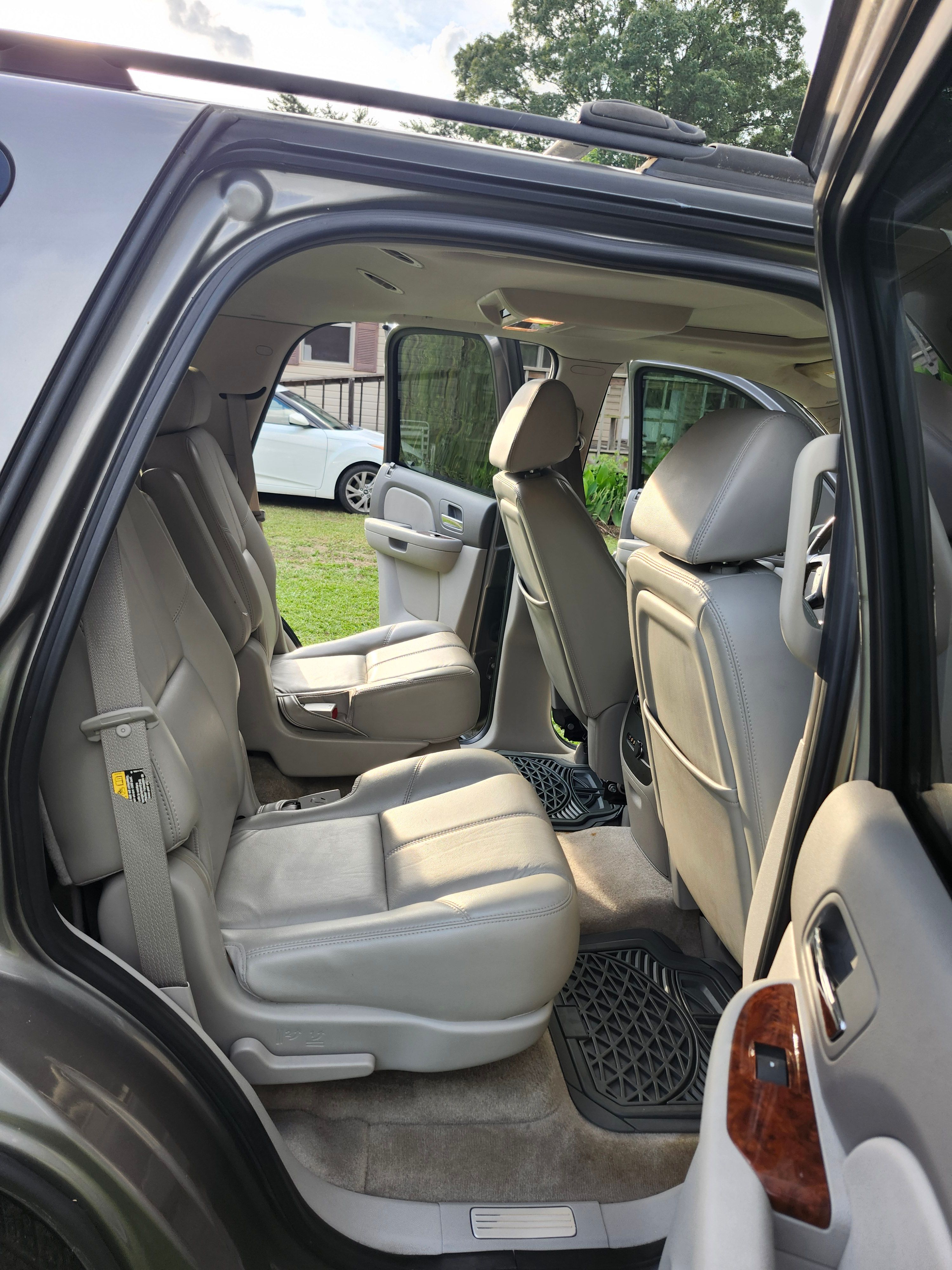 Used 2007 Chevrolet Tahoe LTZ w/ LTZ Preferred Equipment Group RWD image 9