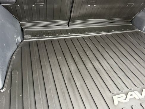 Used 2022 Toyota RAV4 XLE Premium image 19