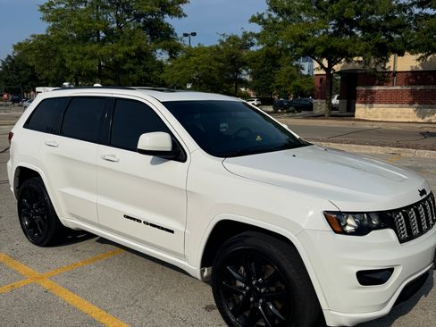 Used 2021 Jeep Grand Cherokee Laredo X RWD image 1