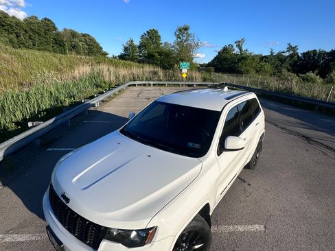 Used 2017 Jeep Grand Cherokee Altitude AWD/4WD image 4