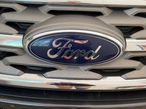 Used 2018 Ford Explorer XLT w/ Equipment Group 201A FWD image 14