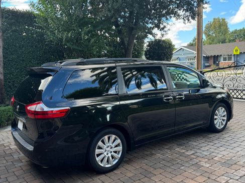 Used 2017 Toyota Sienna Limited Premium image 4