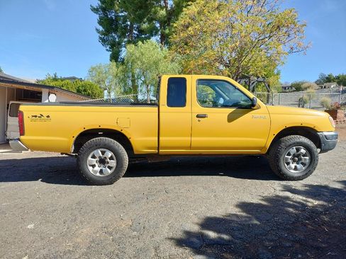 Used 2000 Nissan Frontier XE Desert Runner image 5