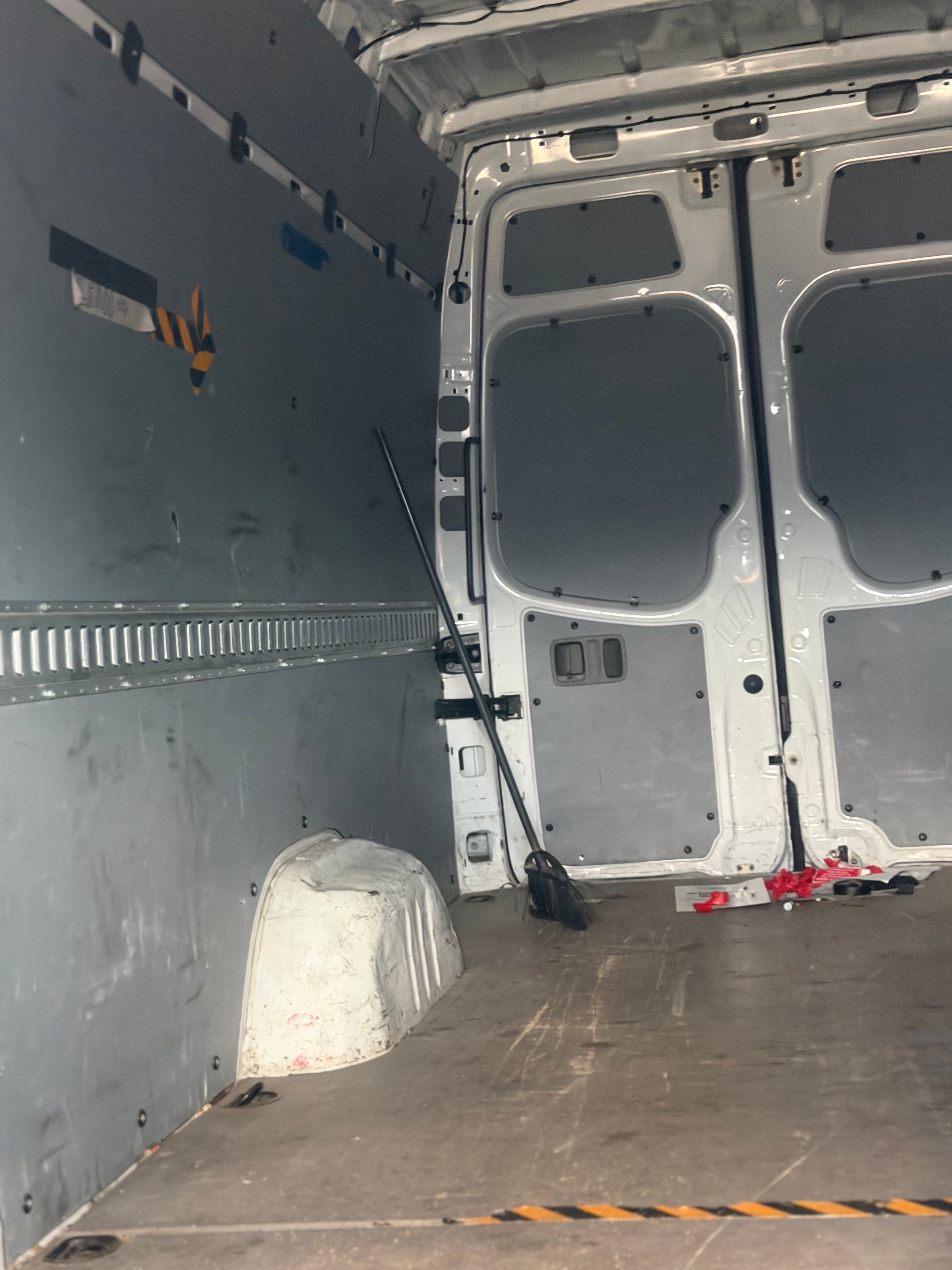 Used 2015 Freightliner Sprinter 2500 RWD image 8