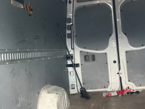 Used 2015 Freightliner Sprinter 2500 RWD image 8