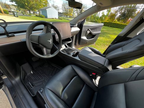 Used 2021 Tesla Model Y Long Range image 15