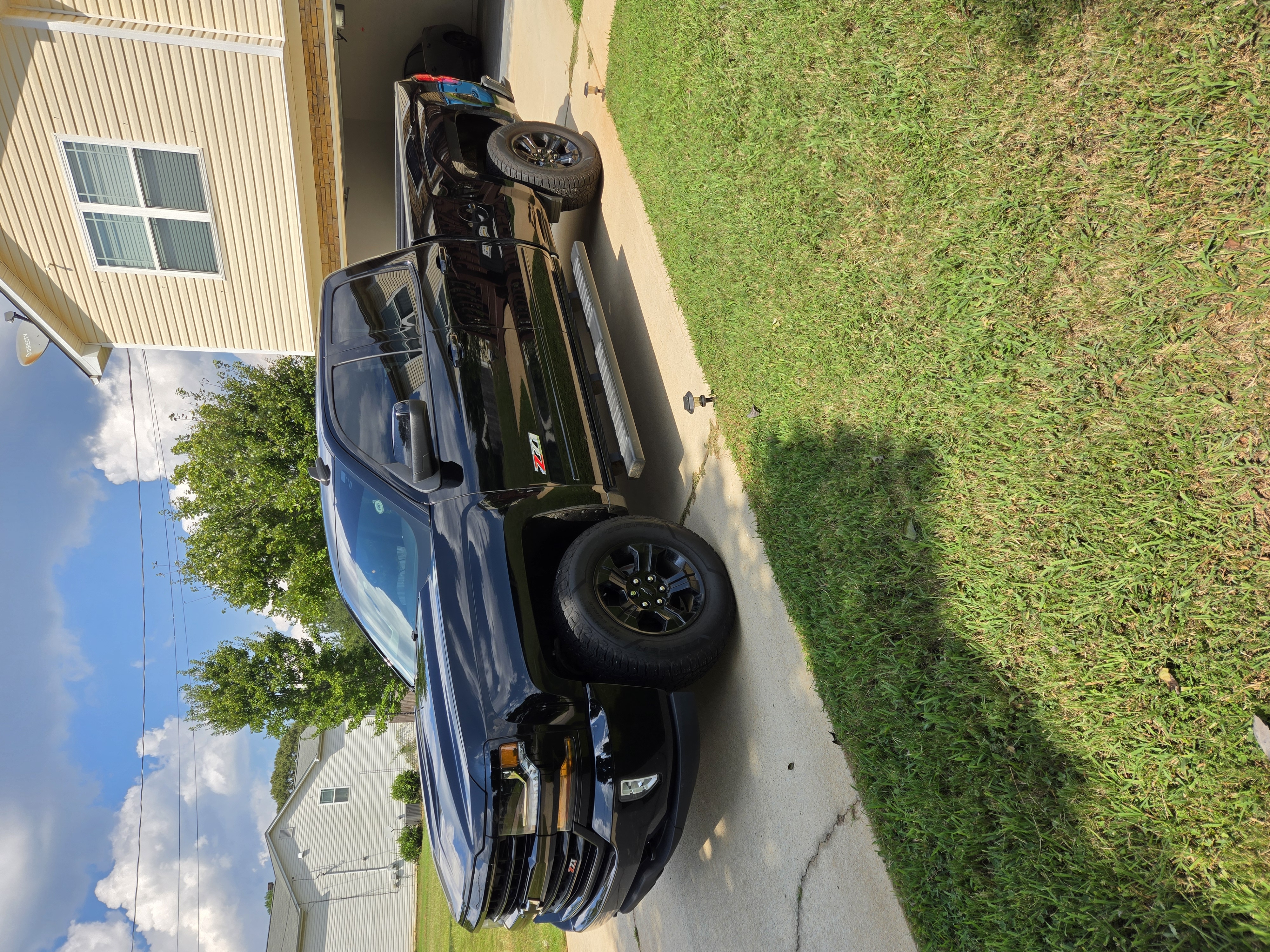 Used 2018 Chevrolet Silverado 1500 LT w/ Midnight Edition AWD/4WD image 4