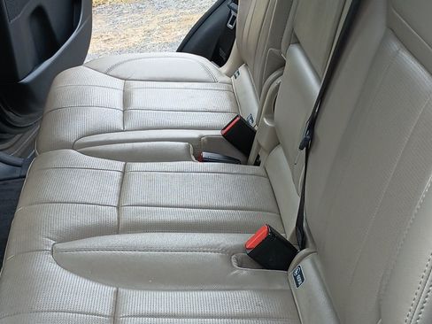 Used 2020 Land Rover Discovery SE image 25