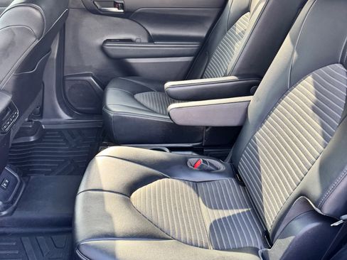 Used 2021 Toyota Highlander XSE FWD image 6