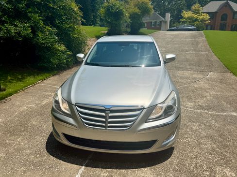 Used 2013 Hyundai Genesis 3.8 RWD image 4