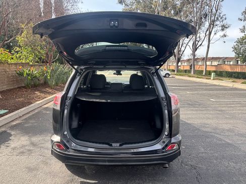 Used 2018 Toyota RAV4 LE image 9