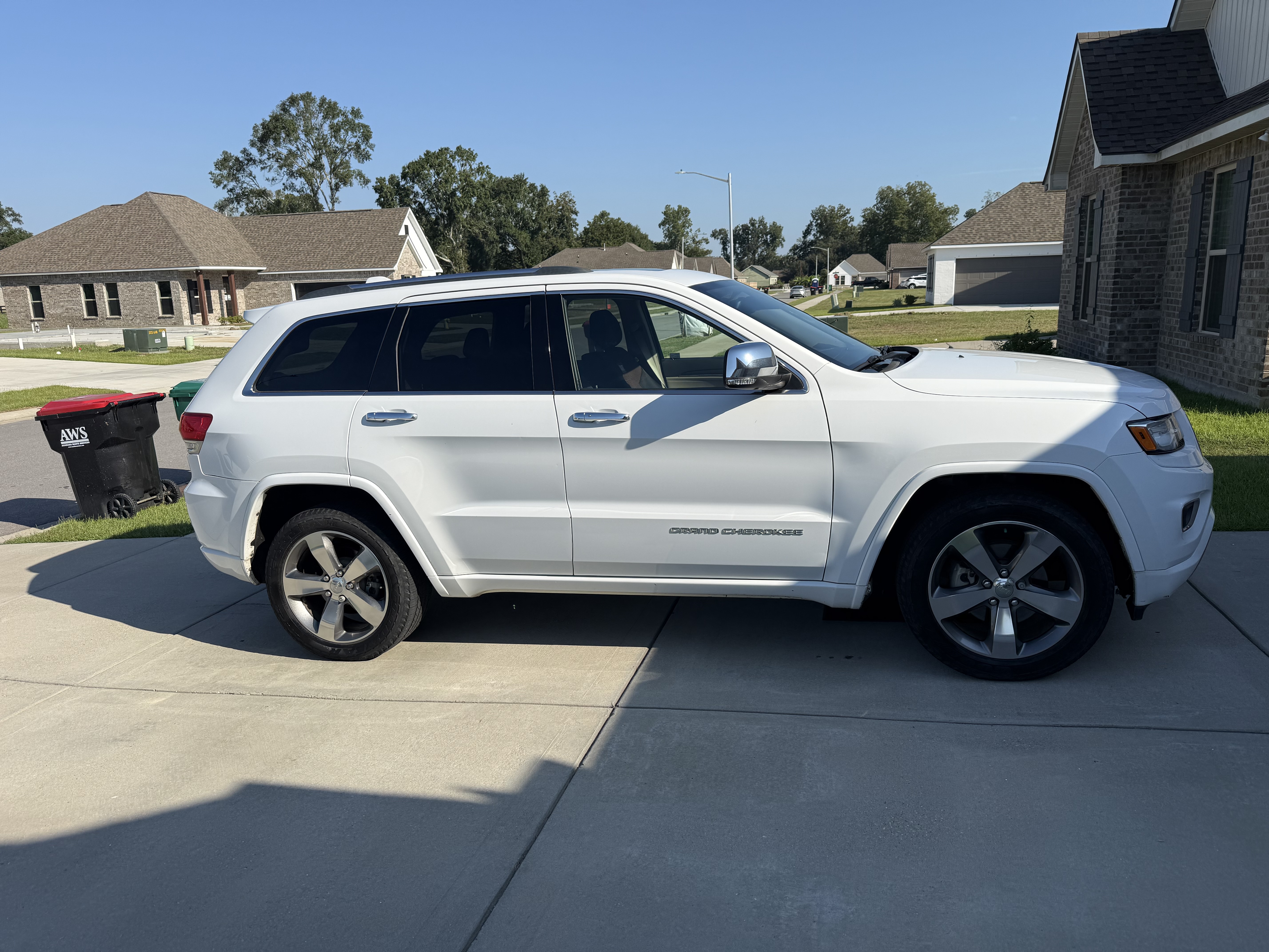 Used 2015 Jeep Grand Cherokee Overland w/ Advanced Technology Group RWD image 2