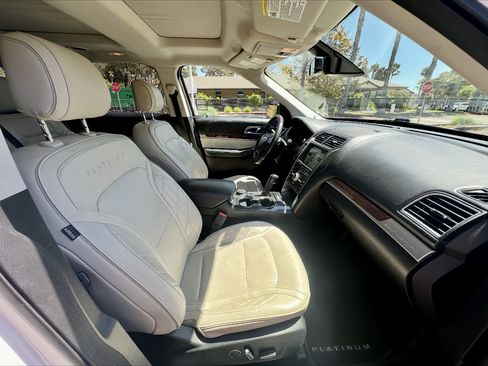 Used 2017 Ford Explorer Platinum image 5