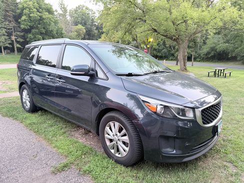 Used 2017 Kia Sedona LX w/ LX Essentials Premium Package FWD image 2