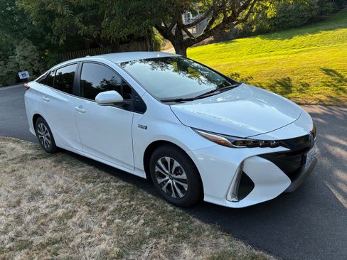 Used 2021 Toyota Prius Prime LE image 5