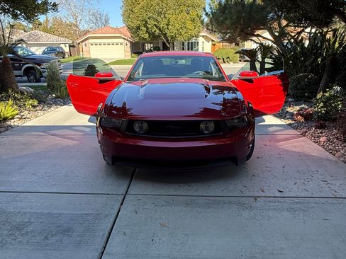 Used 2010 Ford Mustang GT Premium image 8
