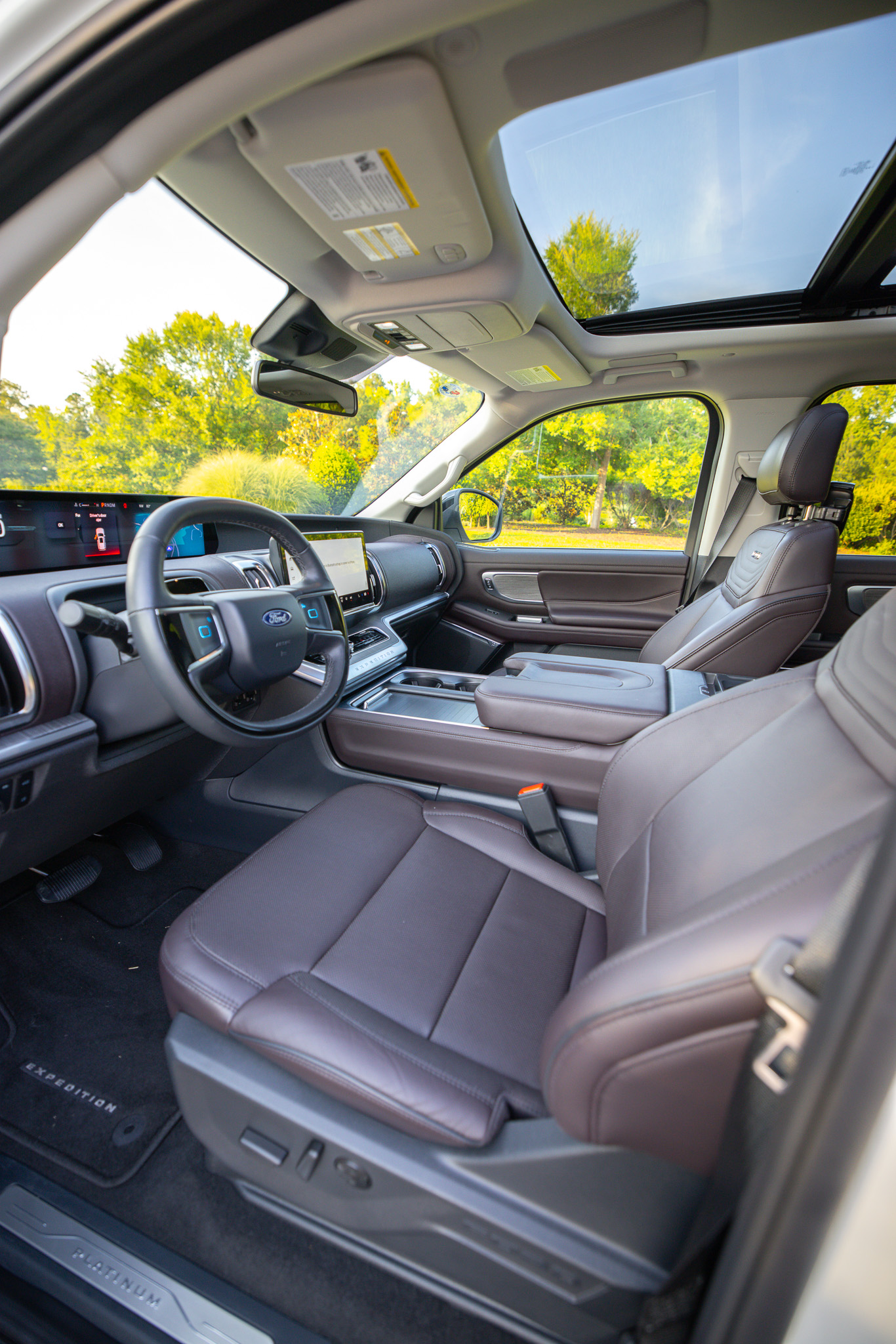 Used 2025 Ford Expedition Max Platinum w/ Platinum Ultimate Package AWD/4WD image 16