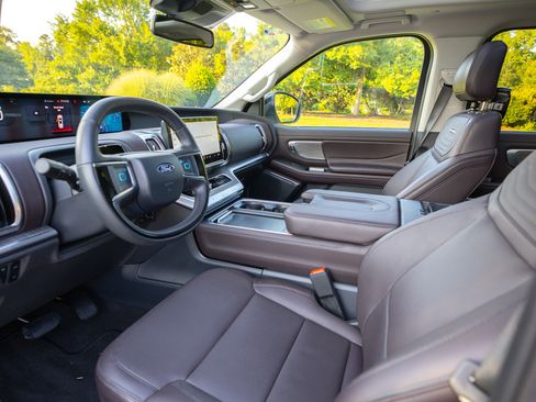 Used 2025 Ford Expedition Max Platinum w/ Platinum Ultimate Package AWD/4WD image 16