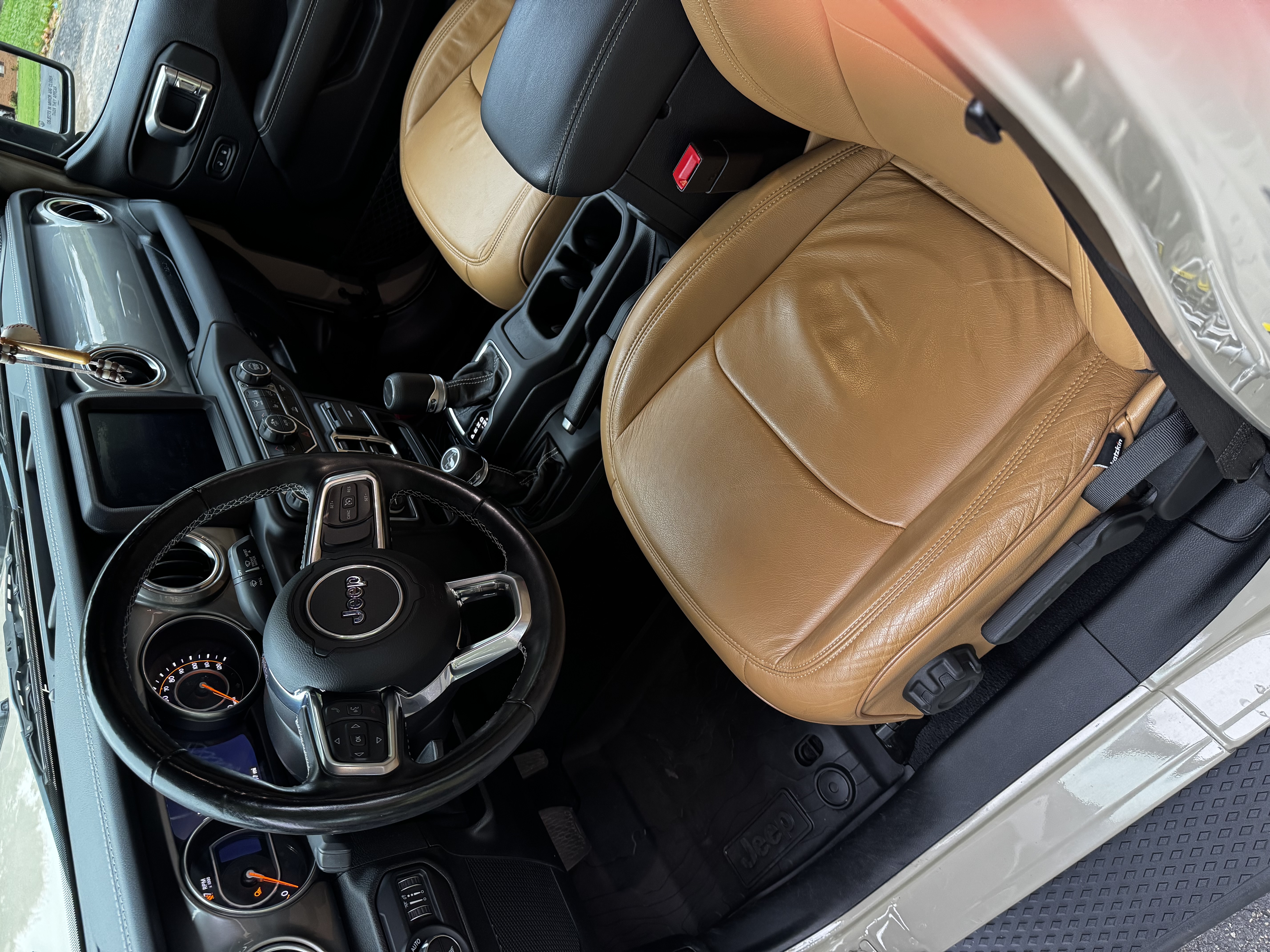 Used 2020 Jeep Gladiator Overland AWD/4WD image 14