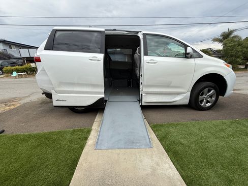Used 2015 Toyota Sienna LE FWD image 1