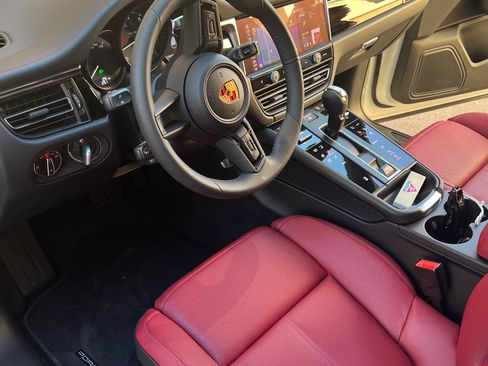 Used 2023 Porsche Macan AWD/4WD image 1