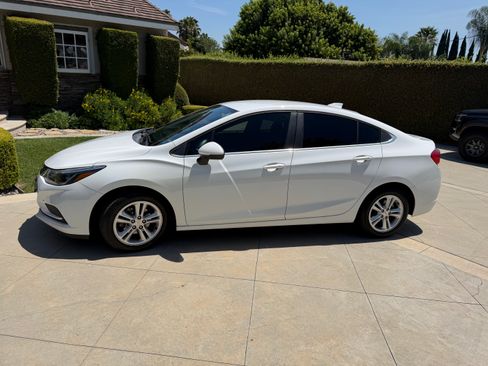 Used 2018 Chevrolet Cruze LT w/ Convenience Package FWD image 1