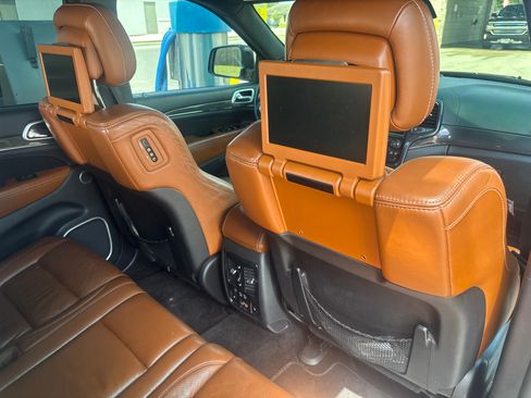 Used 2015 Jeep Grand Cherokee SRT w/ Luxury Group II AWD/4WD image 8