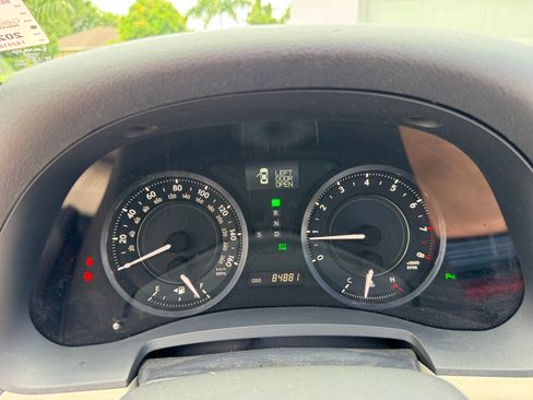 Used 2010 Lexus IS 250C w/ Luxury Pkg RWD image 5
