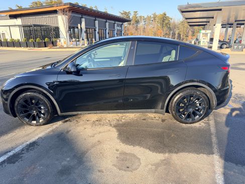 Used 2024 Tesla Model Y Long Range image 10
