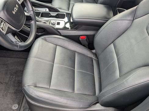 Used 2024 Kia Telluride EX w/ EX Captain's Chair Package image 15