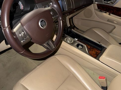 Used 2011 Jaguar XF Premium image 2