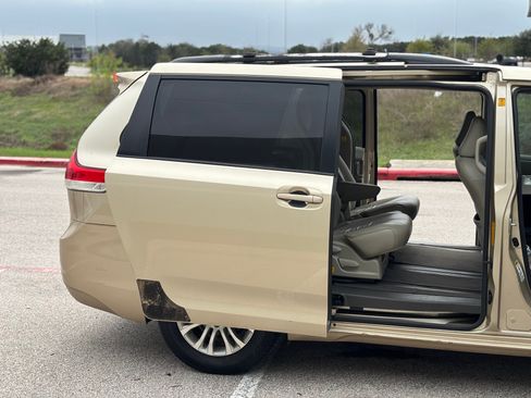 Used 2011 Toyota Sienna XLE image 5