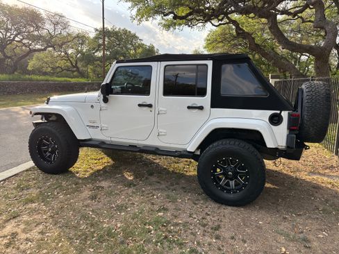 Used 2013 Jeep Wrangler Unlimited Sahara AWD/4WD image 4