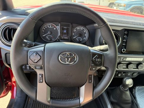 Used 2022 Toyota Tacoma TRD Sport image 11