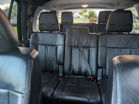 Used 2016 Lincoln Navigator Select image 4