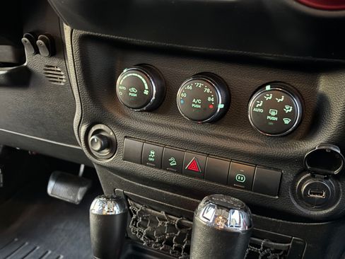 Used 2011 Jeep Wrangler Unlimited Rubicon w/ Connectivity Group image 6