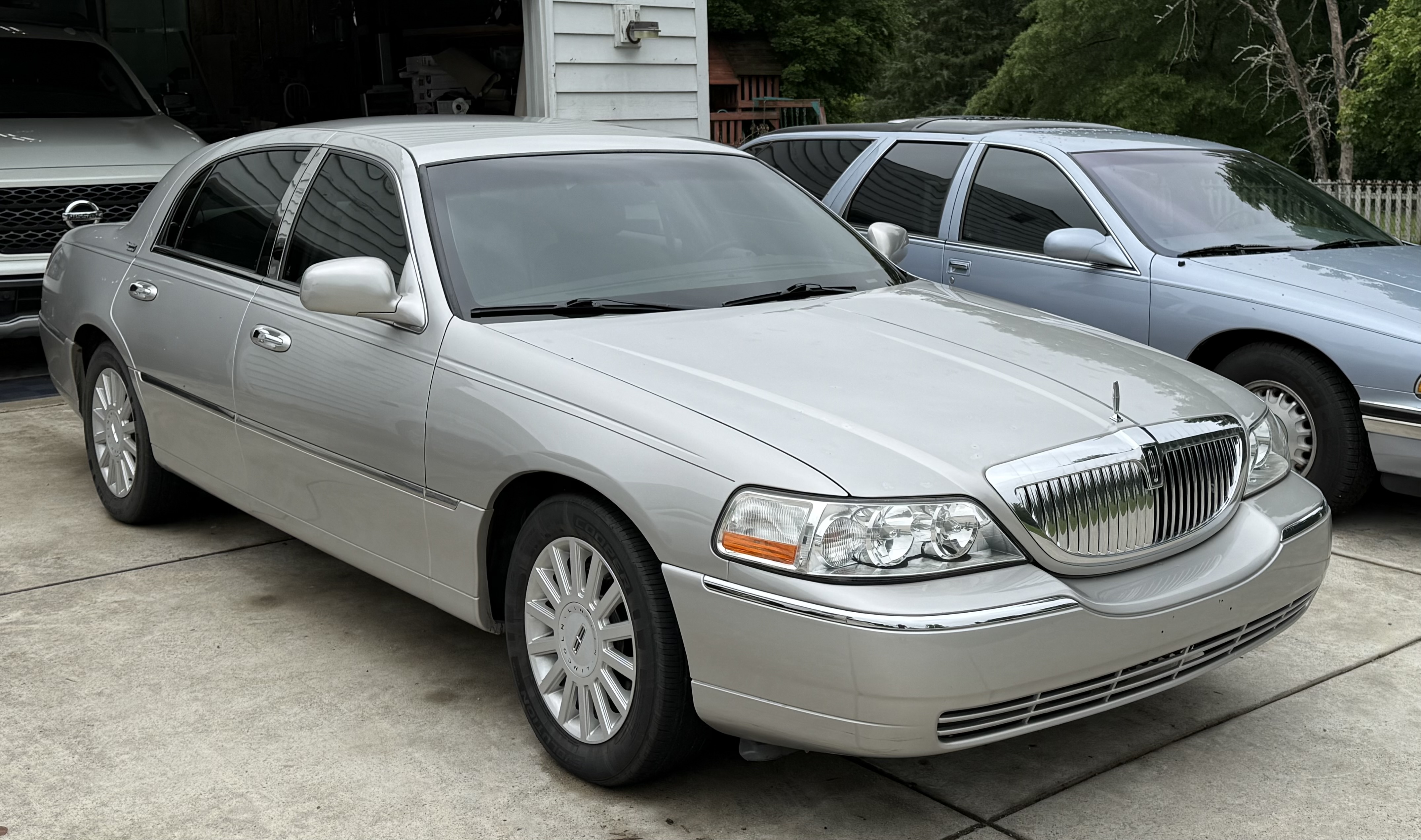 Used 2005 Lincoln Town Car Signature Limited RWD image 2