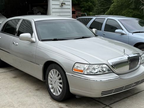 Used 2005 Lincoln Town Car Signature Limited image 2