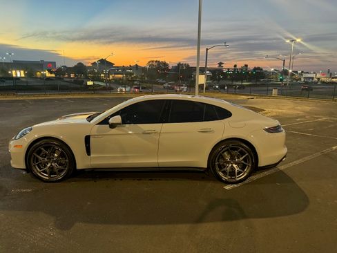 Used 2022 Porsche Panamera 4 E-Hybrid image 8