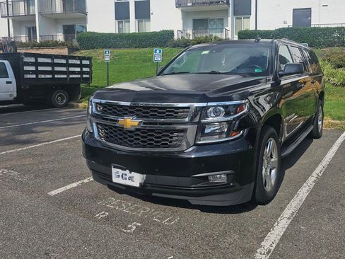 Used 2017 Chevrolet Suburban LT w/ Luxury Package image 2