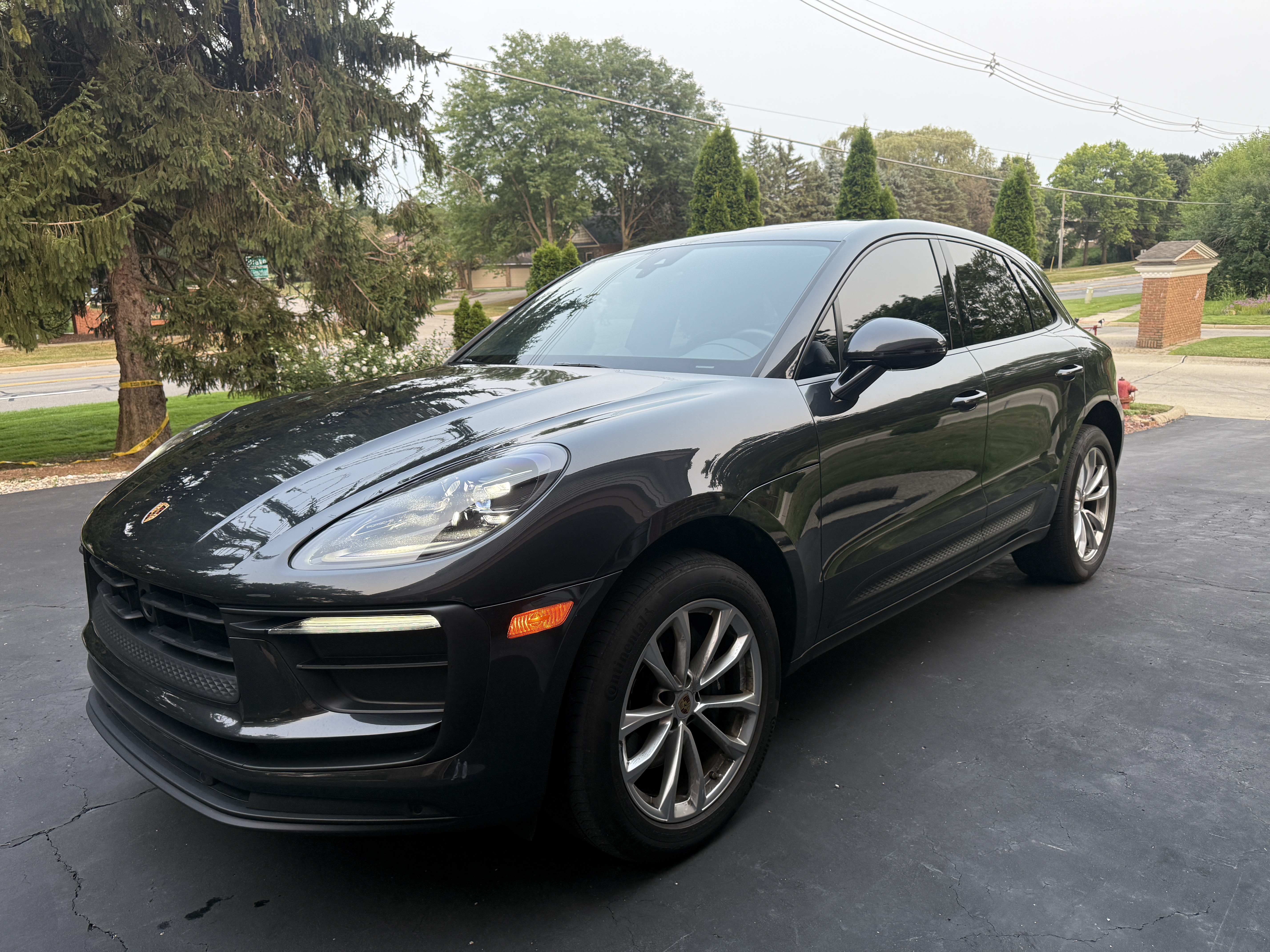 Used 2023 Porsche Macan AWD/4WD image 1