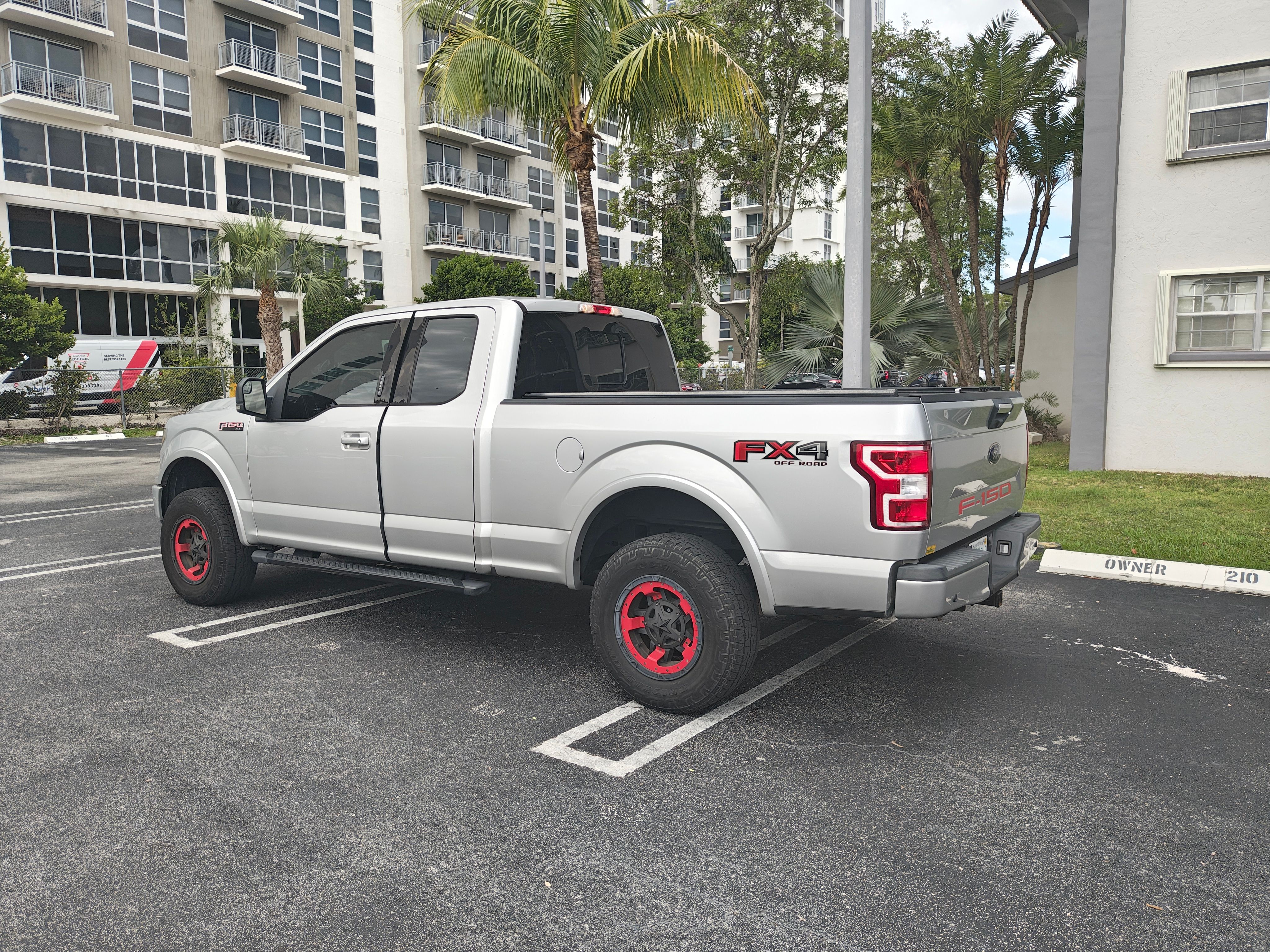 Used 2018 Ford F150 XLT w/ Equipment Group 302A Luxury AWD/4WD image 4