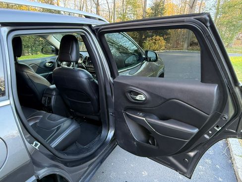 Used 2019 Jeep Cherokee Limited image 20