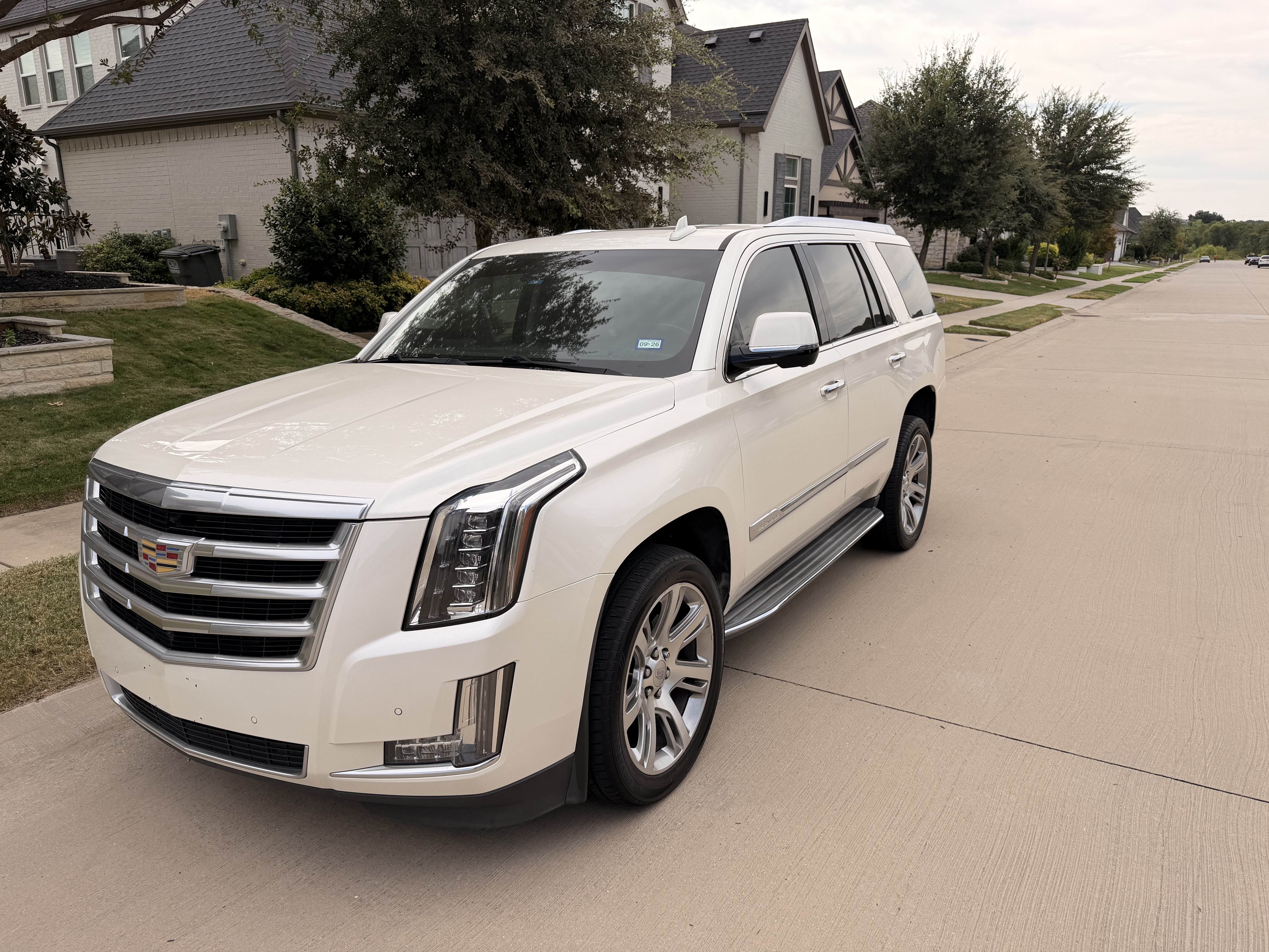 Used 2015 Cadillac Escalade Luxury AWD/4WD image 1